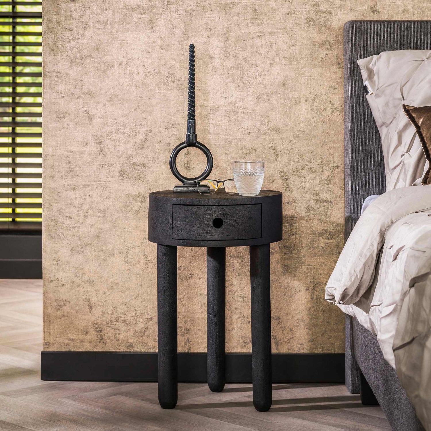 Nachtkastje met 1 lade Round Full Wood - 35x35x55 cm - Zwart - Acacia