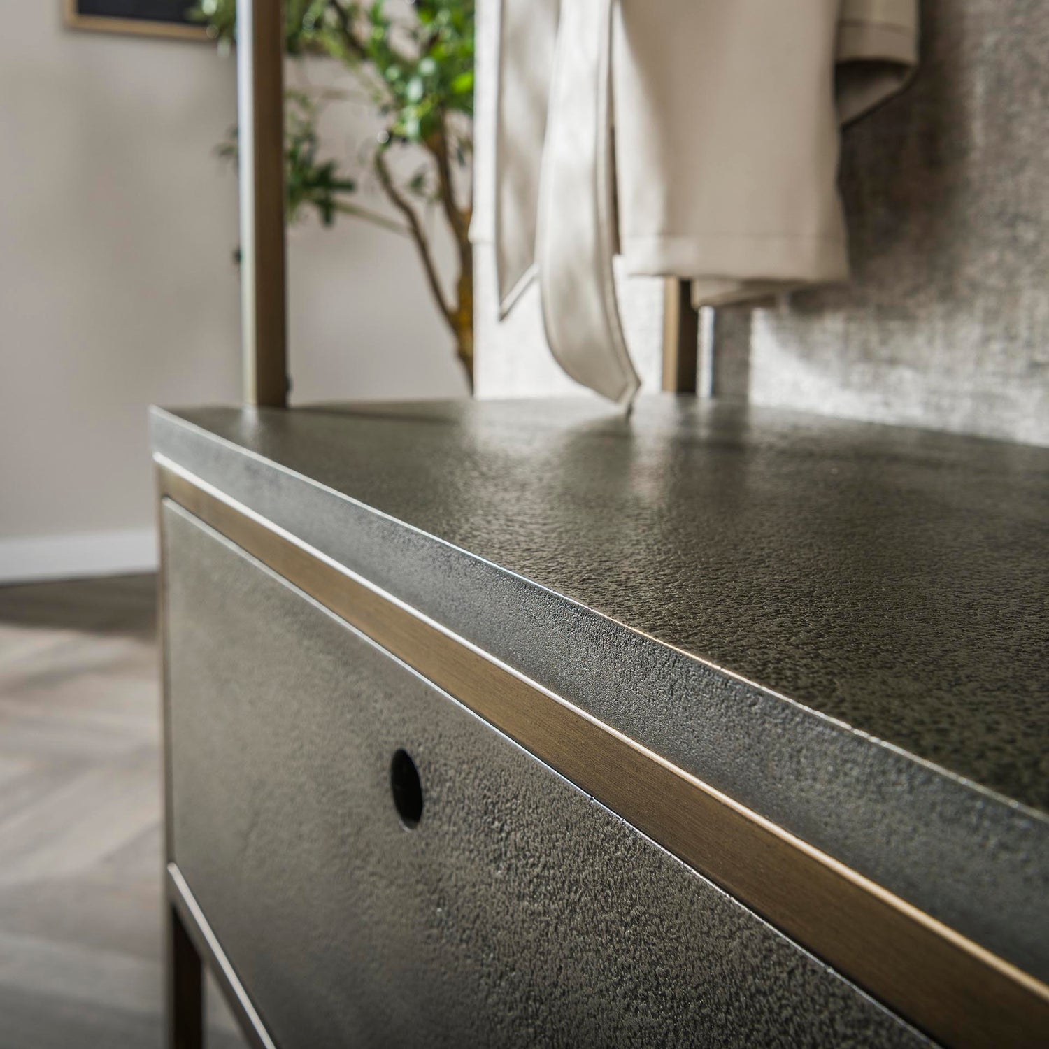 Garderobemeubel Roede Ferro - 70x35x181 cm - Brons Antiek