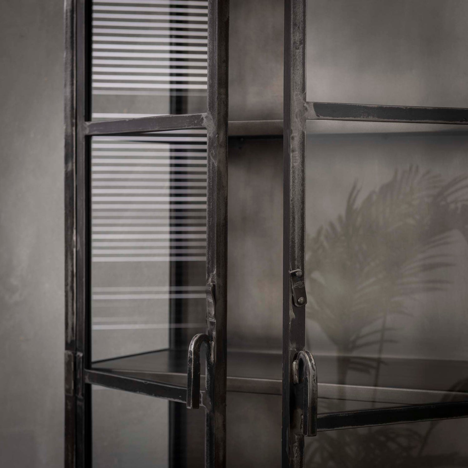 Vitrinekast Rift Metal met 2 Deuren - 90x40x190 cm - Gun Metal