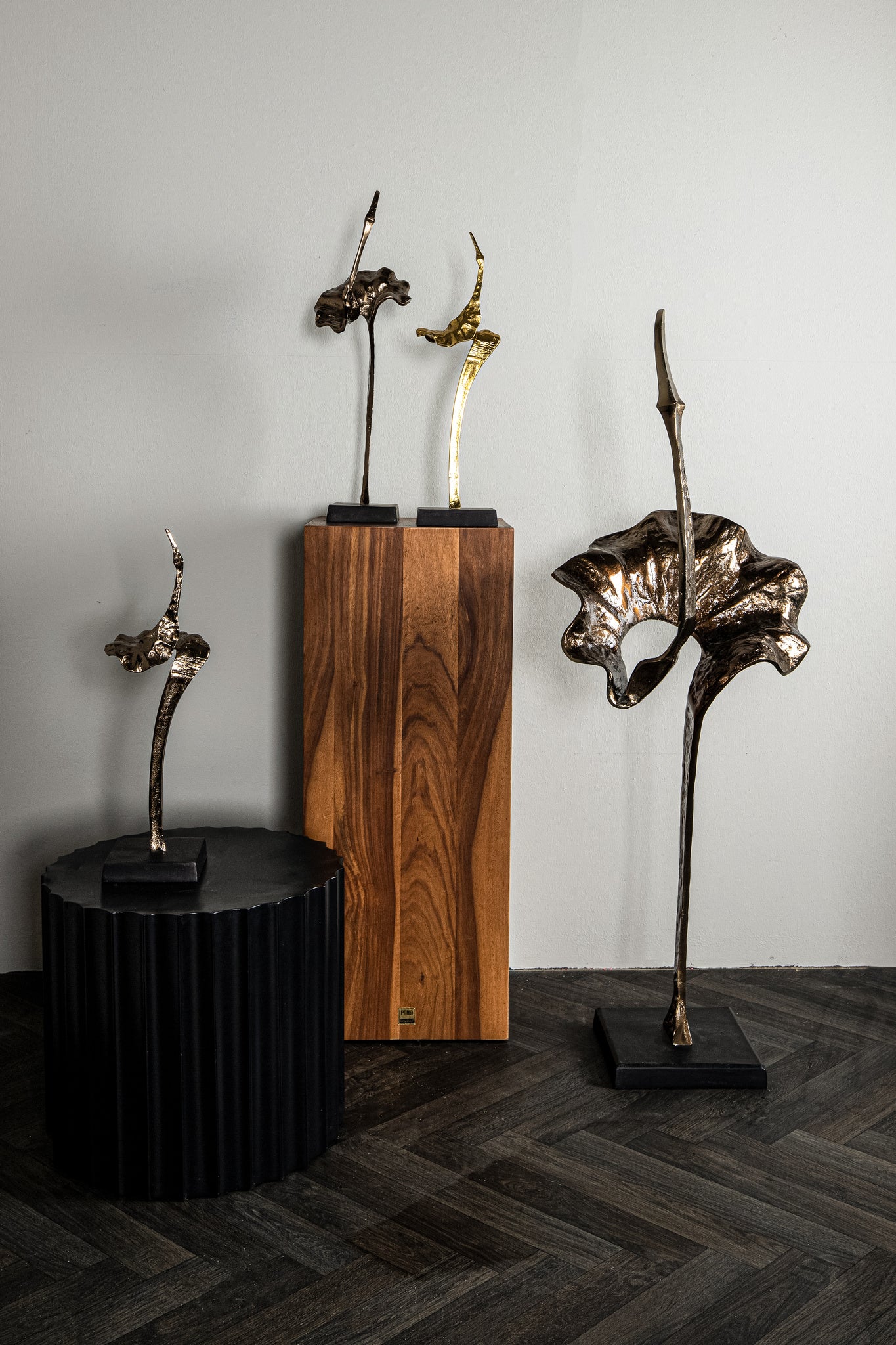 Yobie Gold Casted Alu Swan Statue Black Base S