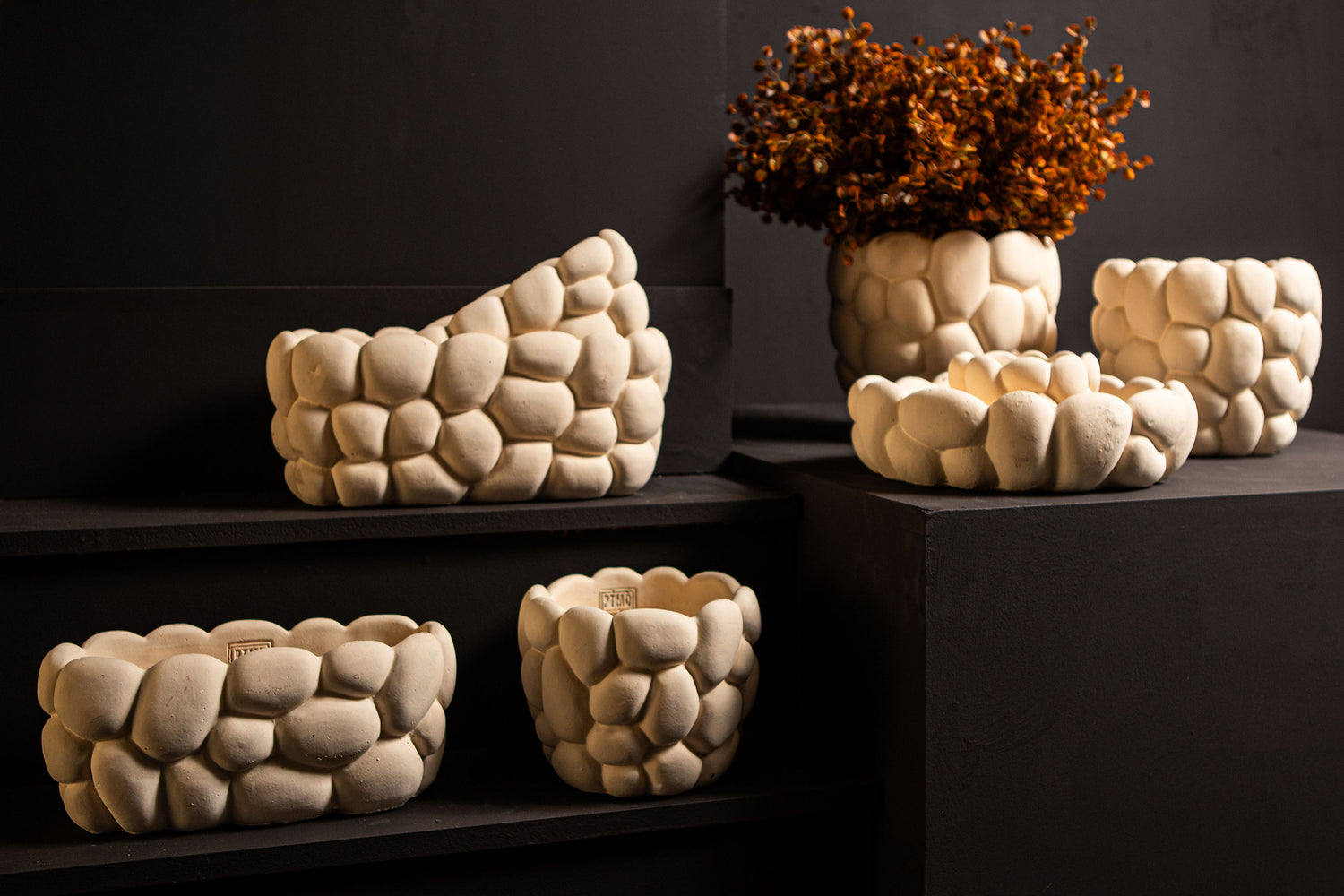 Mikay White Cement Round Smooth Rock Pattern Pot L