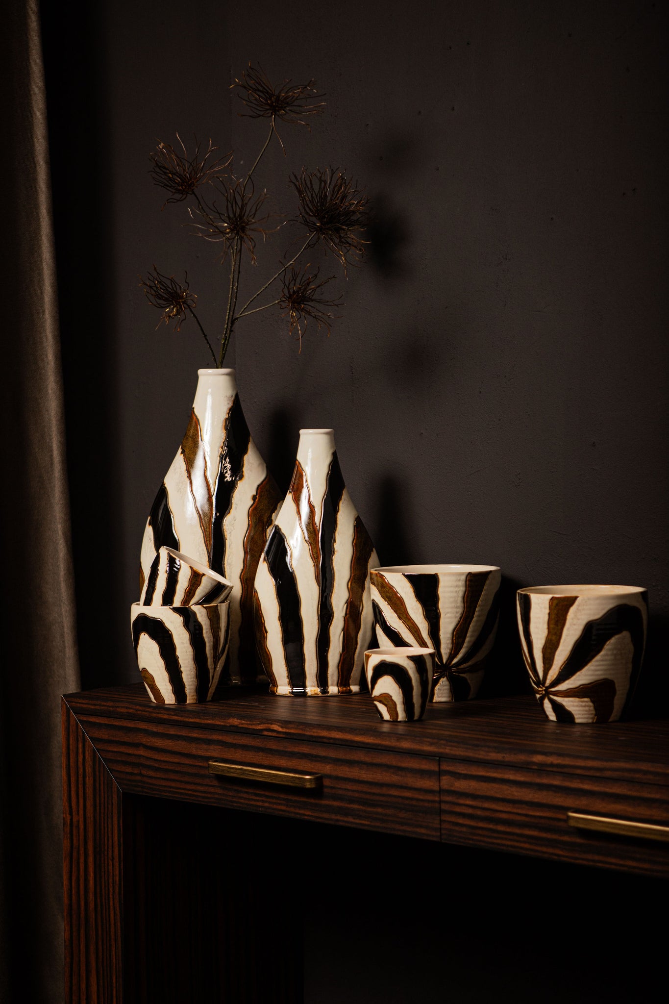 Evelin Dark Brown Round Ceramic Pot With Lines M