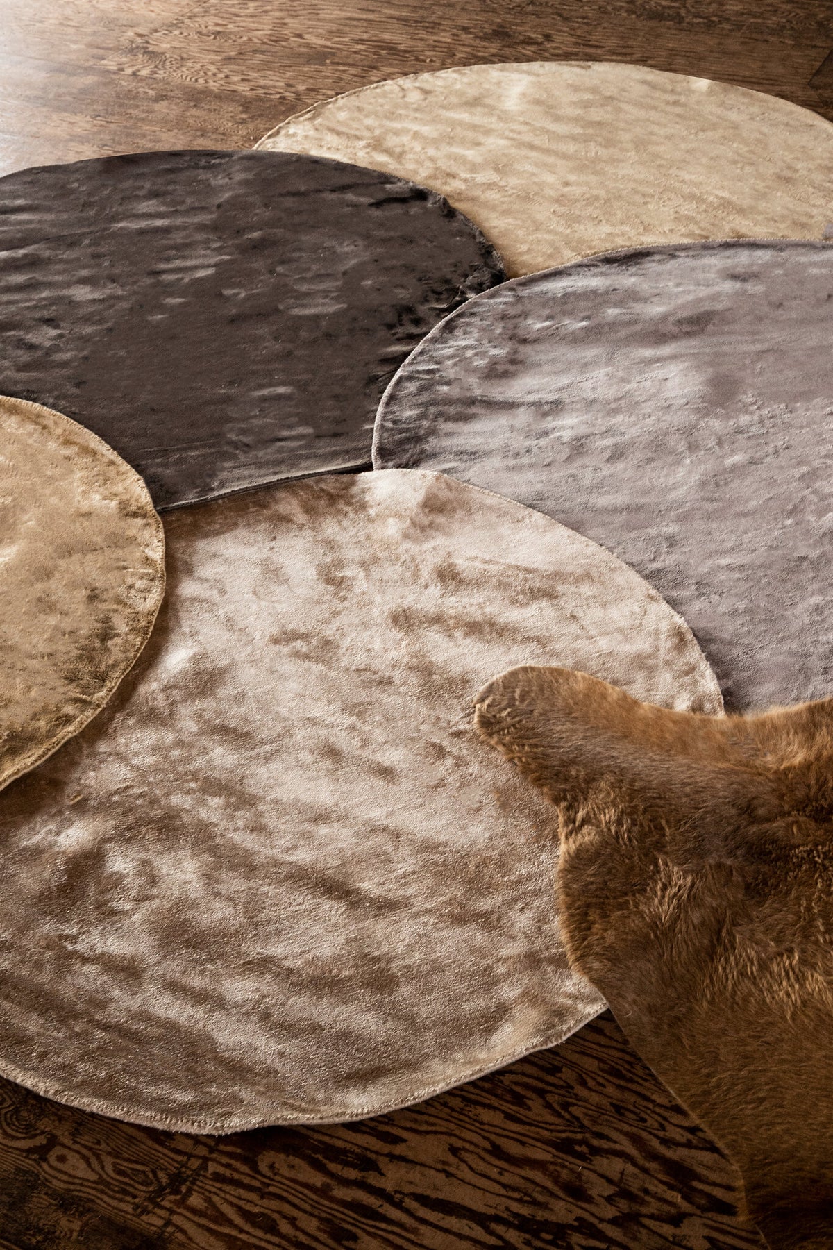 Flavia Taupe Viscose Handwoven Carpet Round S