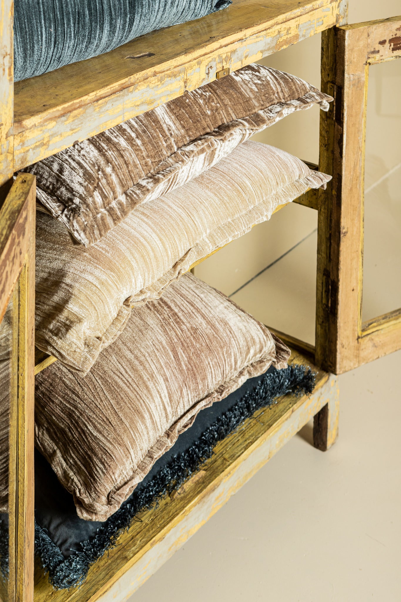 Nous Beige Velvet Cushion With Fringes Square S