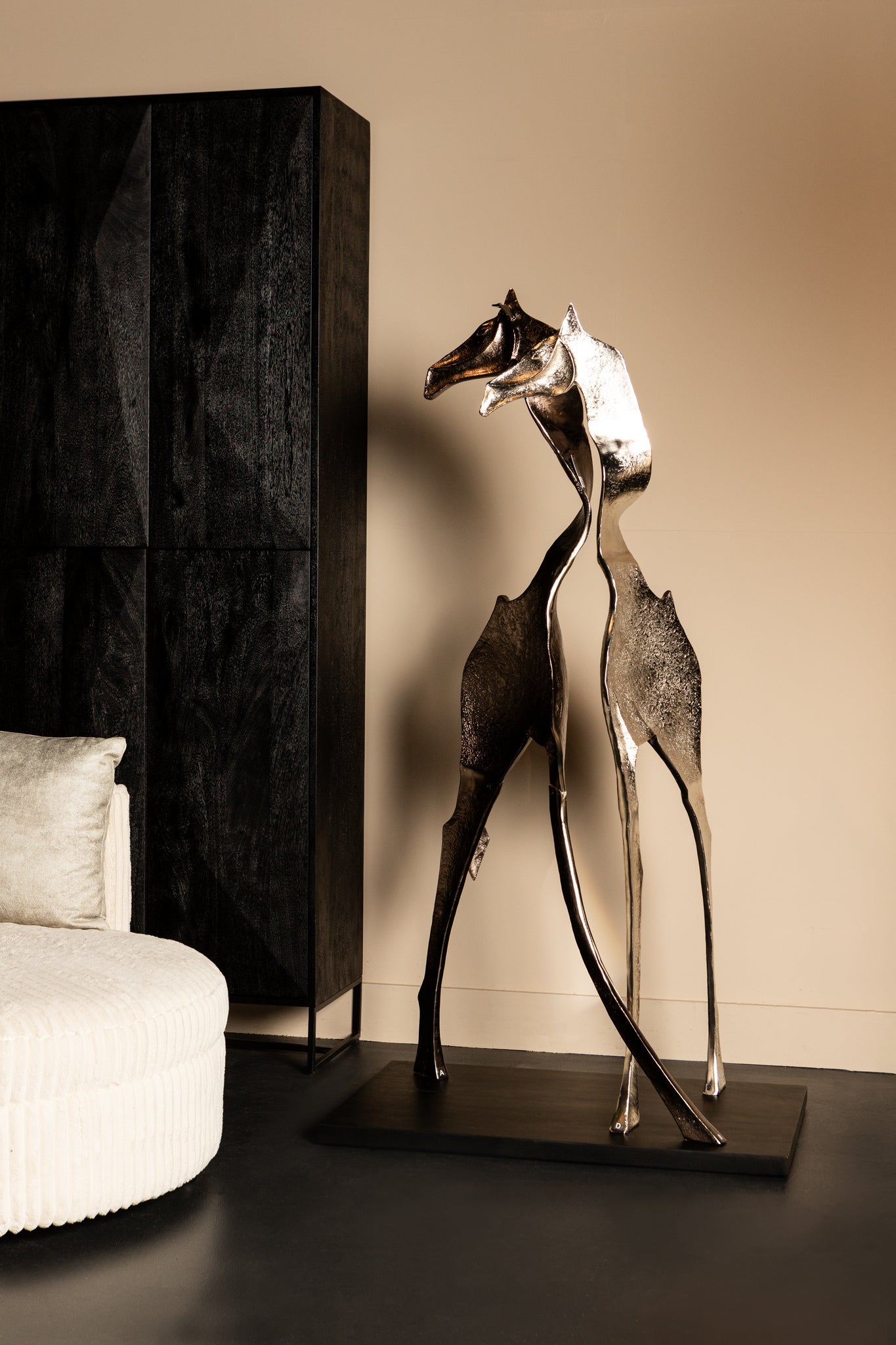 Skye Black Alu Statue Giraffe Shaped Large