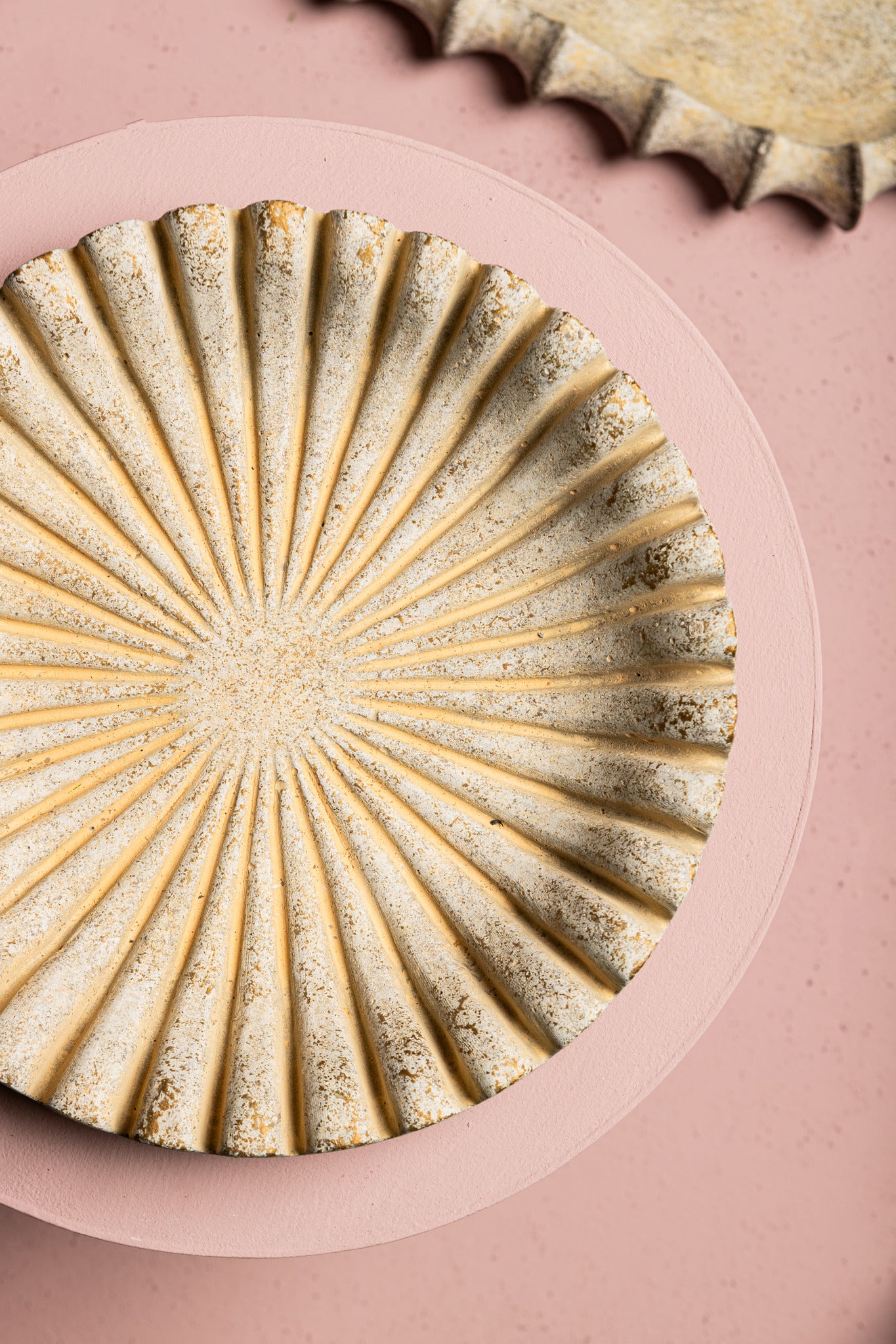 Raffay Cream Cement Round Plate Ribbed Lines L