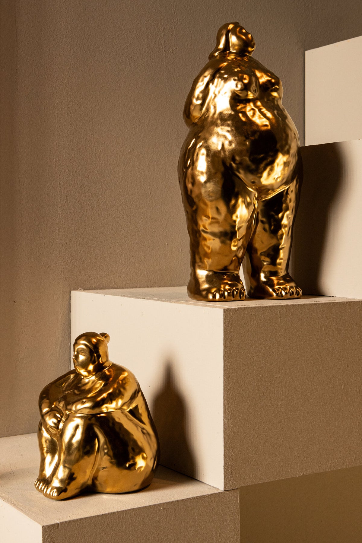 Oday Gold Ceramic Women Statue Standing A