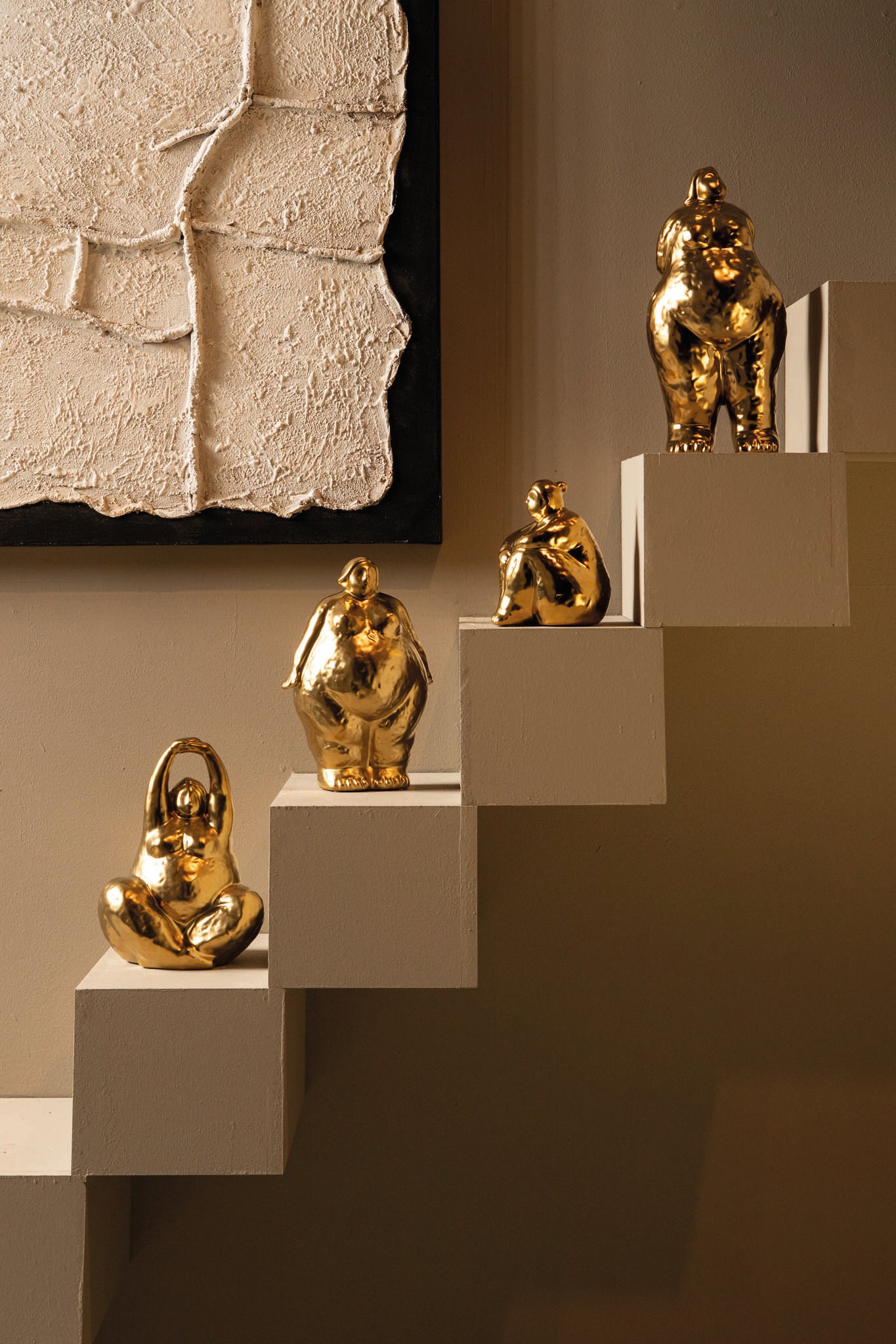 Oday Gold Ceramic Women Statue Standing B