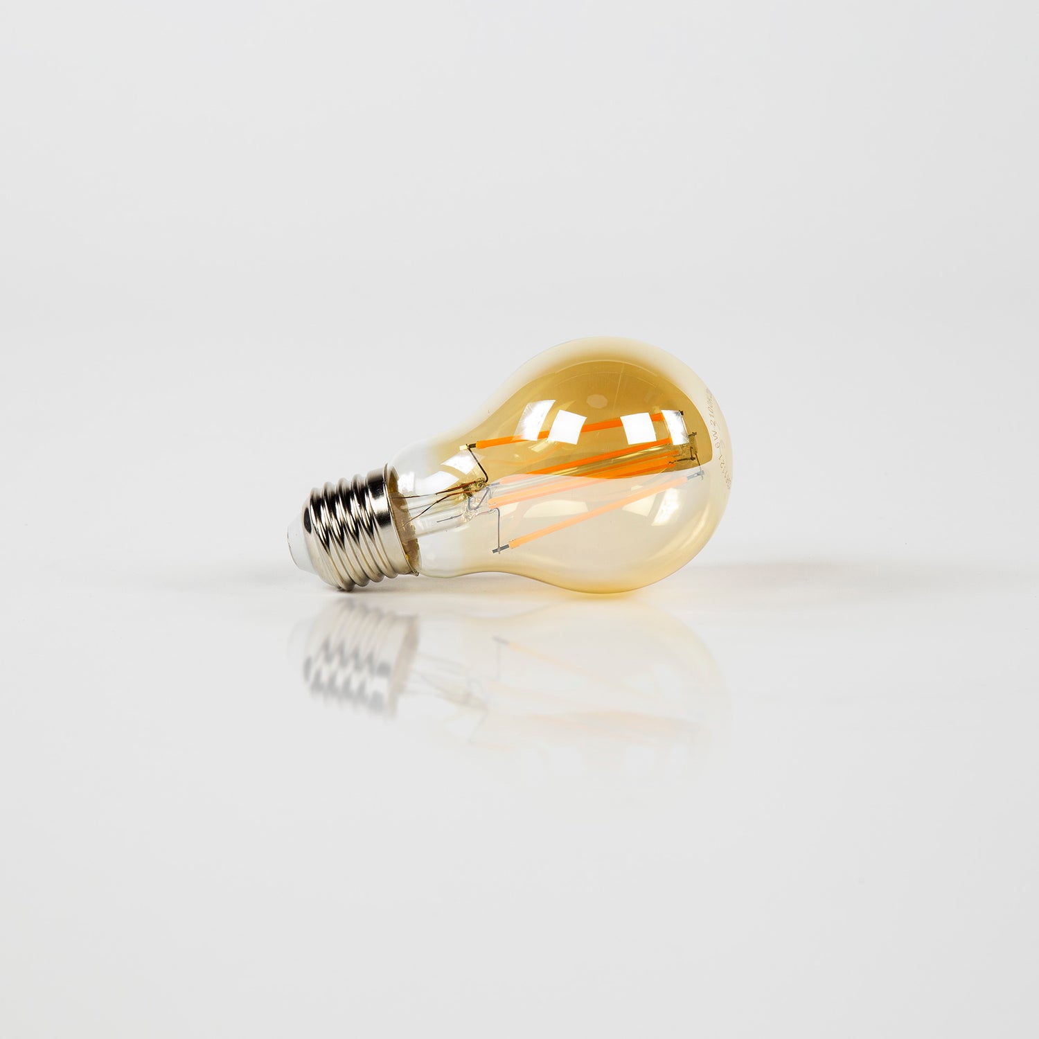 Lichtbron LED [A60] Filament Peer - 6,4x6,4x10 cm - 6W 2100K 450lm dimbaar - Amberkleurig Glas